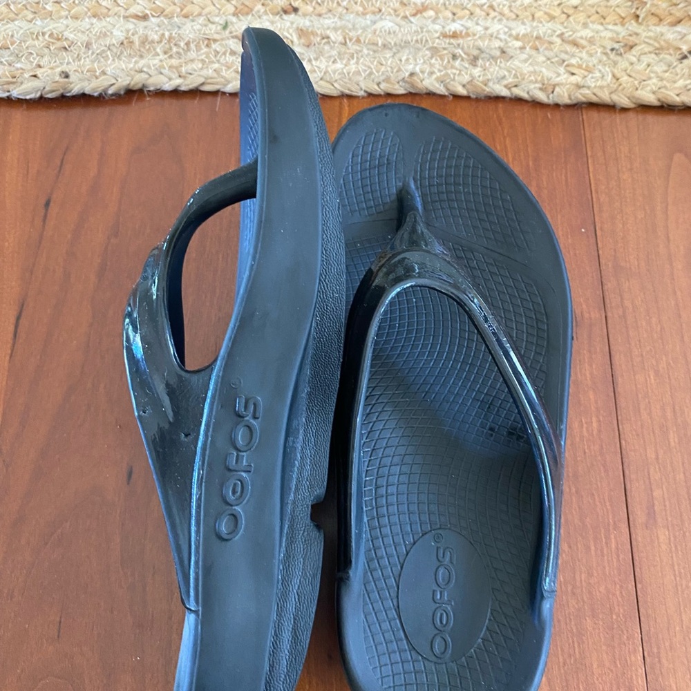 OOFOS Black Thong Sandals - Picture 4 of 7